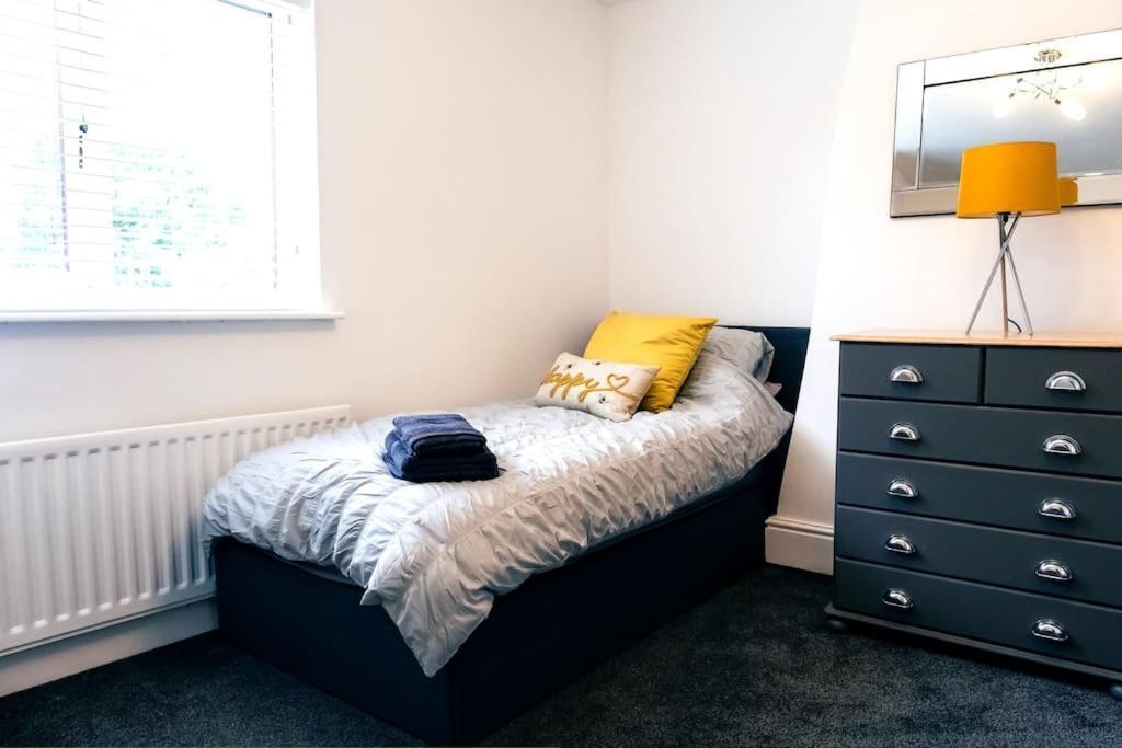 4 Bedroom - Sleep 9 Home In Cheadle Staffordshire - Alton Towers Polar Express Dimmingsdale Peak District Trentham Gardens Water World Cheadle (Staffordshire) Exterior foto