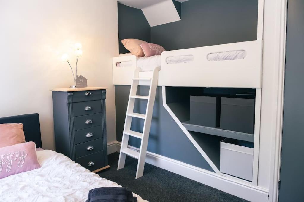 4 Bedroom - Sleep 9 Home In Cheadle Staffordshire - Alton Towers Polar Express Dimmingsdale Peak District Trentham Gardens Water World Cheadle (Staffordshire) Exterior foto