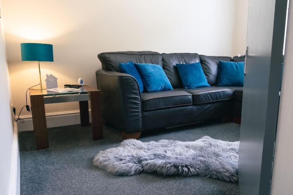 4 Bedroom - Sleep 9 Home In Cheadle Staffordshire - Alton Towers Polar Express Dimmingsdale Peak District Trentham Gardens Water World Cheadle (Staffordshire) Exterior foto