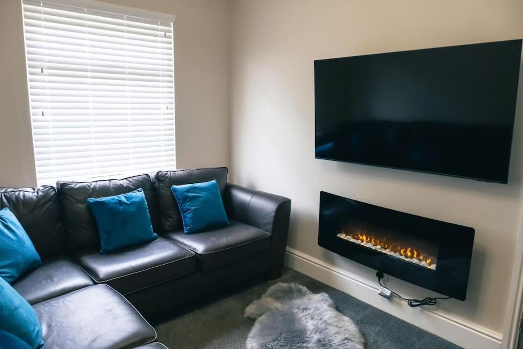 4 Bedroom - Sleep 9 Home In Cheadle Staffordshire - Alton Towers Polar Express Dimmingsdale Peak District Trentham Gardens Water World Cheadle (Staffordshire) Exterior foto