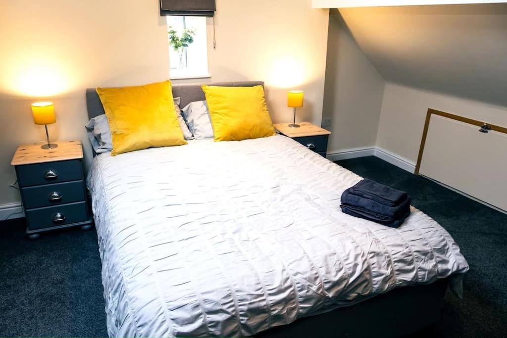 4 Bedroom - Sleep 9 Home In Cheadle Staffordshire - Alton Towers Polar Express Dimmingsdale Peak District Trentham Gardens Water World Cheadle (Staffordshire) Exterior foto