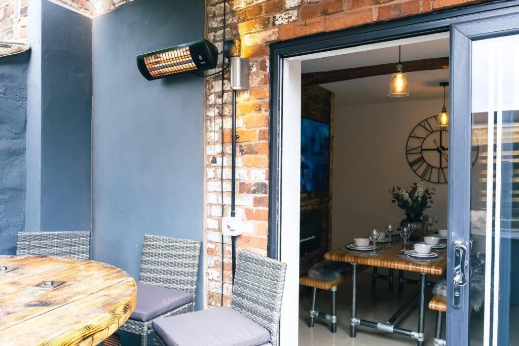 4 Bedroom - Sleep 9 Home In Cheadle Staffordshire - Alton Towers Polar Express Dimmingsdale Peak District Trentham Gardens Water World Cheadle (Staffordshire) Exterior foto