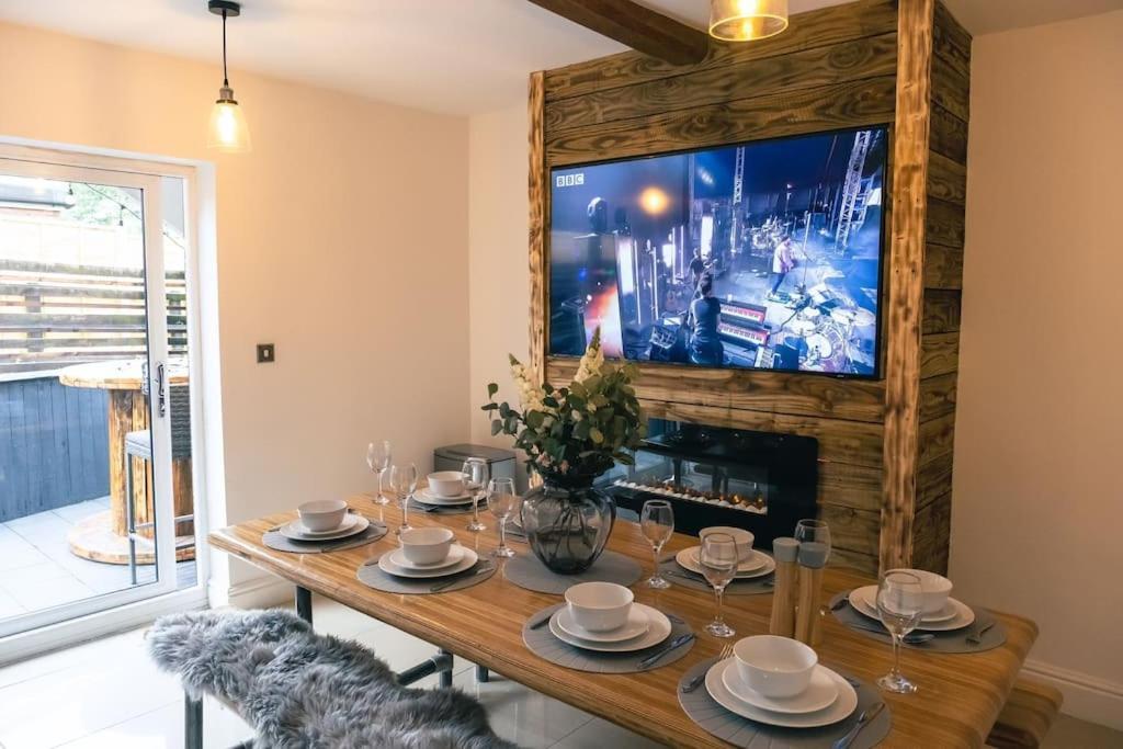 4 Bedroom - Sleep 9 Home In Cheadle Staffordshire - Alton Towers Polar Express Dimmingsdale Peak District Trentham Gardens Water World Cheadle (Staffordshire) Exterior foto