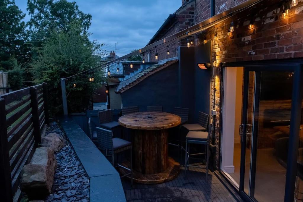 4 Bedroom - Sleep 9 Home In Cheadle Staffordshire - Alton Towers Polar Express Dimmingsdale Peak District Trentham Gardens Water World Cheadle (Staffordshire) Exterior foto
