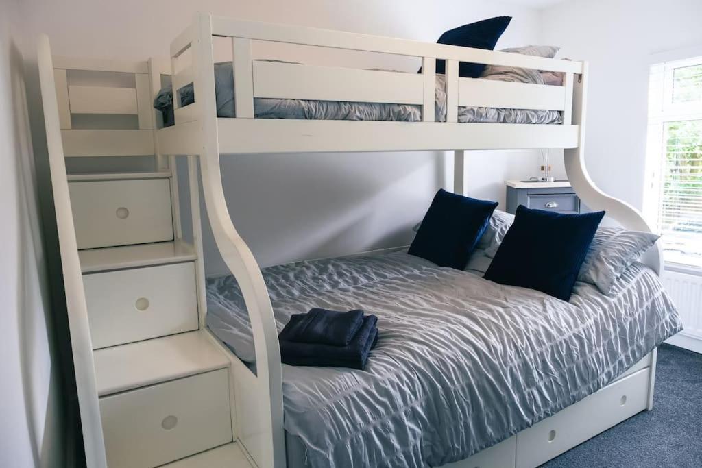 4 Bedroom - Sleep 9 Home In Cheadle Staffordshire - Alton Towers Polar Express Dimmingsdale Peak District Trentham Gardens Water World Cheadle (Staffordshire) Exterior foto