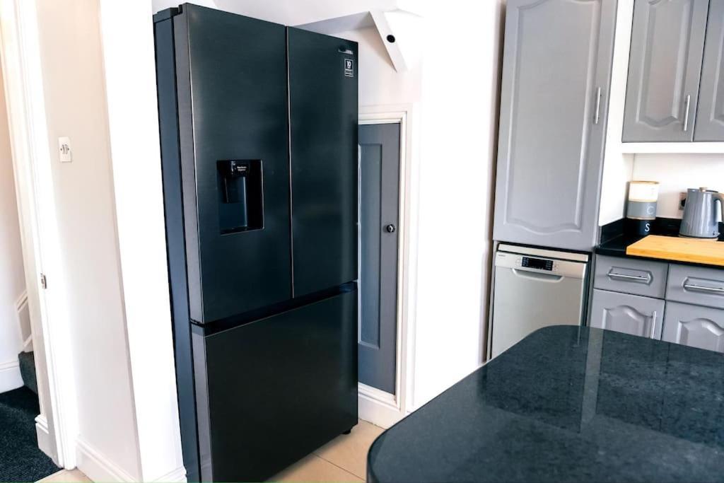 4 Bedroom - Sleep 9 Home In Cheadle Staffordshire - Alton Towers Polar Express Dimmingsdale Peak District Trentham Gardens Water World Cheadle (Staffordshire) Exterior foto