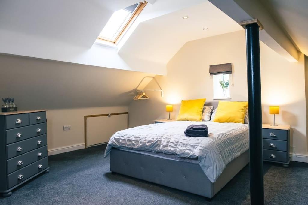 4 Bedroom - Sleep 9 Home In Cheadle Staffordshire - Alton Towers Polar Express Dimmingsdale Peak District Trentham Gardens Water World Cheadle (Staffordshire) Exterior foto