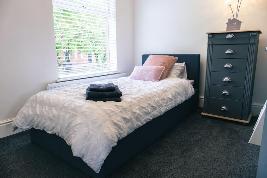 4 Bedroom - Sleep 9 Home In Cheadle Staffordshire - Alton Towers Polar Express Dimmingsdale Peak District Trentham Gardens Water World Cheadle (Staffordshire) Exterior foto