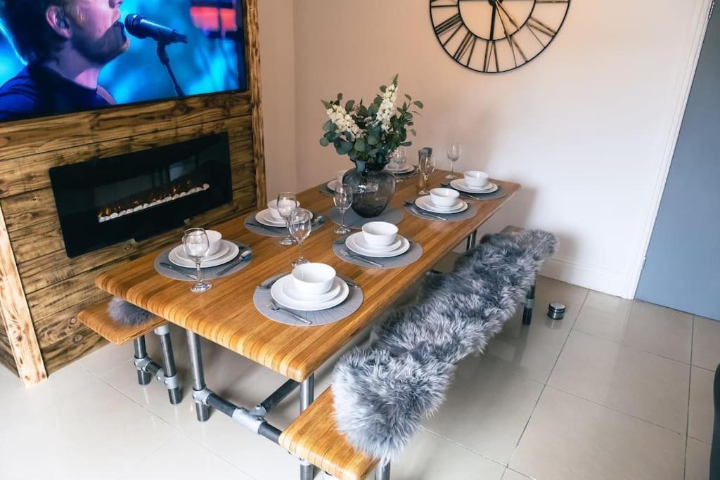 4 Bedroom - Sleep 9 Home In Cheadle Staffordshire - Alton Towers Polar Express Dimmingsdale Peak District Trentham Gardens Water World Cheadle (Staffordshire) Exterior foto
