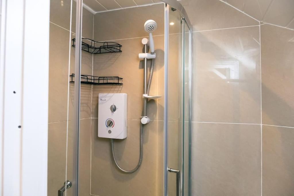 4 Bedroom - Sleep 9 Home In Cheadle Staffordshire - Alton Towers Polar Express Dimmingsdale Peak District Trentham Gardens Water World Cheadle (Staffordshire) Exterior foto