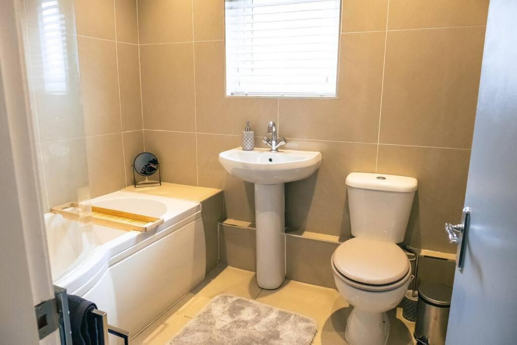 4 Bedroom - Sleep 9 Home In Cheadle Staffordshire - Alton Towers Polar Express Dimmingsdale Peak District Trentham Gardens Water World Cheadle (Staffordshire) Exterior foto
