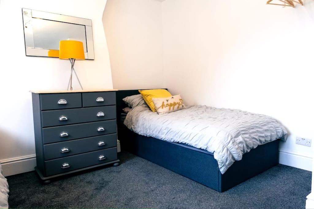 4 Bedroom - Sleep 9 Home In Cheadle Staffordshire - Alton Towers Polar Express Dimmingsdale Peak District Trentham Gardens Water World Cheadle (Staffordshire) Exterior foto