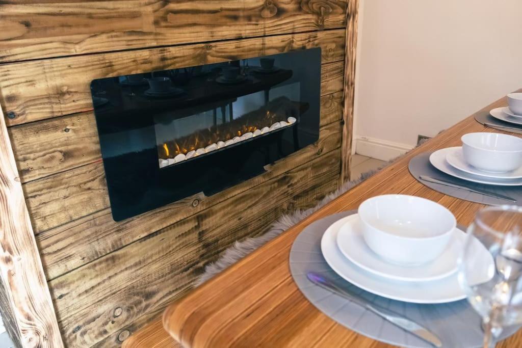 4 Bedroom - Sleep 9 Home In Cheadle Staffordshire - Alton Towers Polar Express Dimmingsdale Peak District Trentham Gardens Water World Cheadle (Staffordshire) Exterior foto