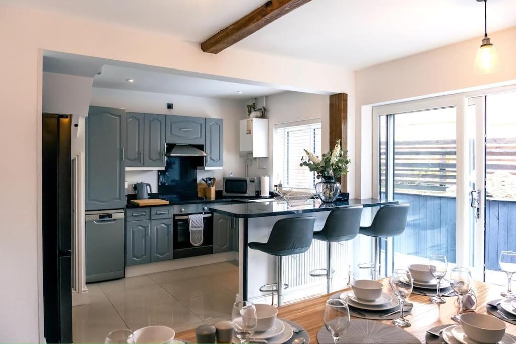 4 Bedroom - Sleep 9 Home In Cheadle Staffordshire - Alton Towers Polar Express Dimmingsdale Peak District Trentham Gardens Water World Cheadle (Staffordshire) Exterior foto