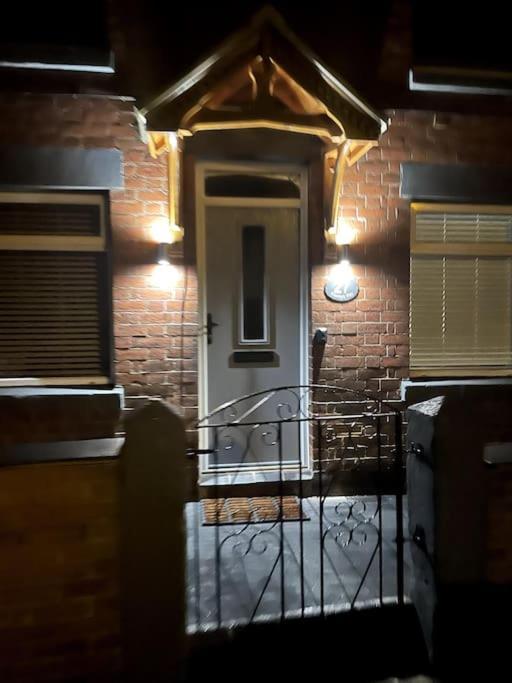 4 Bedroom - Sleep 9 Home In Cheadle Staffordshire - Alton Towers Polar Express Dimmingsdale Peak District Trentham Gardens Water World Cheadle (Staffordshire) Exterior foto