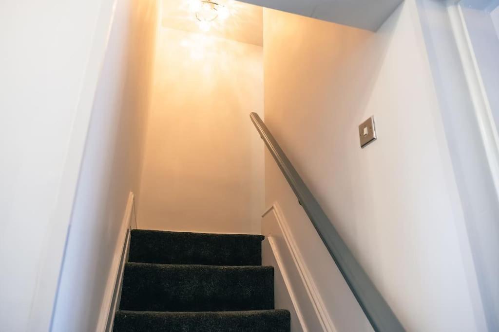 4 Bedroom - Sleep 9 Home In Cheadle Staffordshire - Alton Towers Polar Express Dimmingsdale Peak District Trentham Gardens Water World Cheadle (Staffordshire) Exterior foto