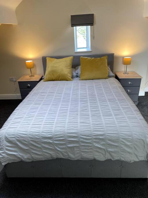 4 Bedroom - Sleep 9 Home In Cheadle Staffordshire - Alton Towers Polar Express Dimmingsdale Peak District Trentham Gardens Water World Cheadle (Staffordshire) Exterior foto