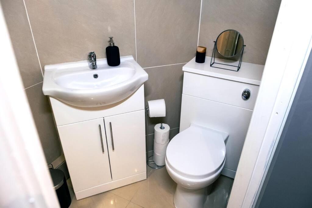 4 Bedroom - Sleep 9 Home In Cheadle Staffordshire - Alton Towers Polar Express Dimmingsdale Peak District Trentham Gardens Water World Cheadle (Staffordshire) Exterior foto