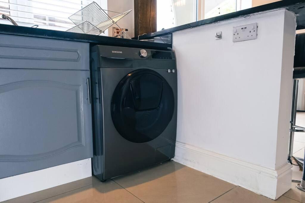 4 Bedroom - Sleep 9 Home In Cheadle Staffordshire - Alton Towers Polar Express Dimmingsdale Peak District Trentham Gardens Water World Cheadle (Staffordshire) Exterior foto