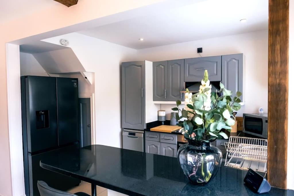 4 Bedroom - Sleep 9 Home In Cheadle Staffordshire - Alton Towers Polar Express Dimmingsdale Peak District Trentham Gardens Water World Cheadle (Staffordshire) Exterior foto